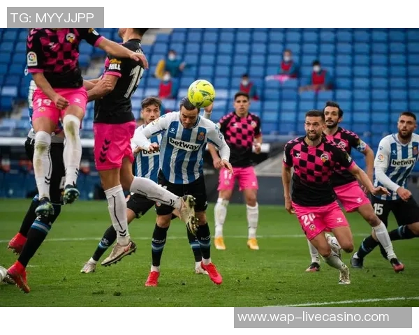 西班牙人足球队奋勇争先展现团队精神与竞技风采